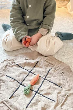Lorena Canals Tic-Tac-Toe Spielteppich Baumwolle mit Gemüsefiguren