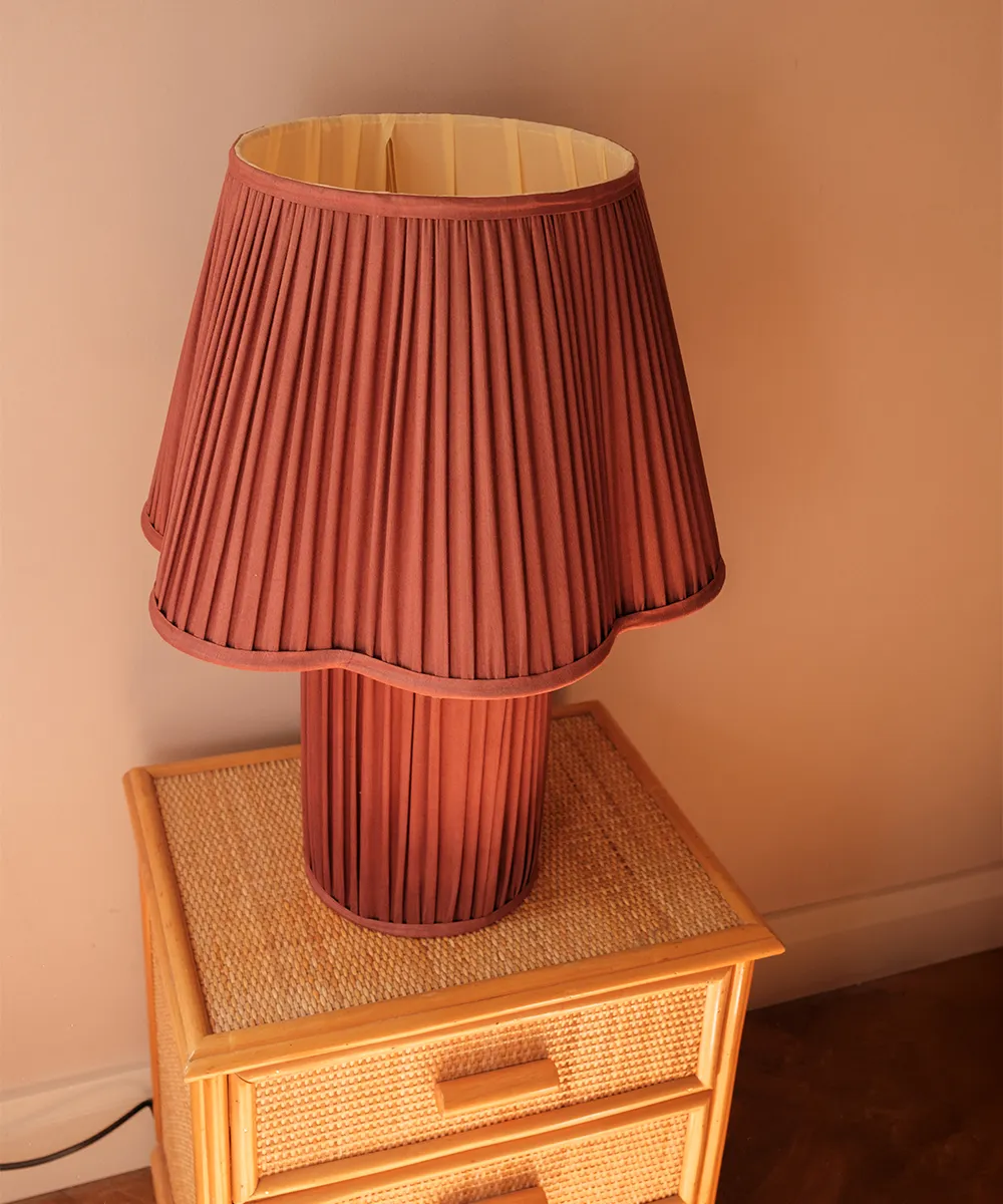 Doing Goods Myra Grande Tischlampe Bordeaux Seide plissiert