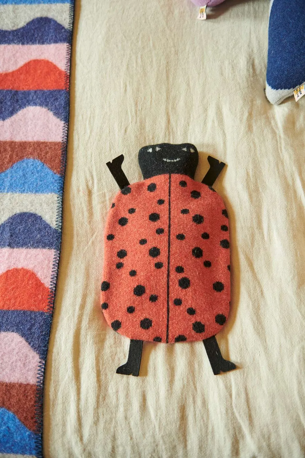 Donna Wilson Ladybird Wärmflasche Lammwolle 36cm