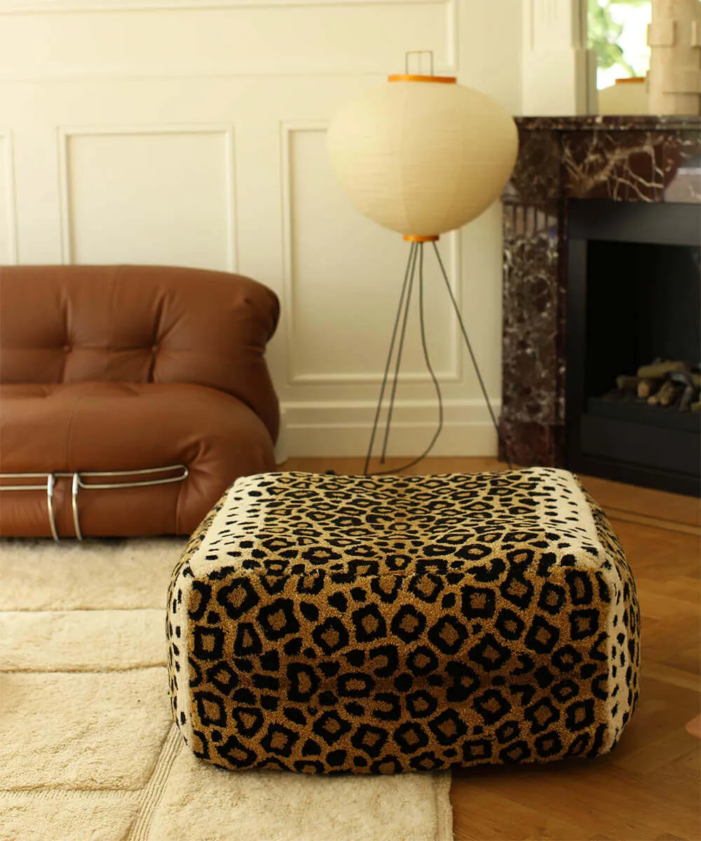 Doing Goods Leopard Pouf 70x70 Woll-Pouf handgetuftet