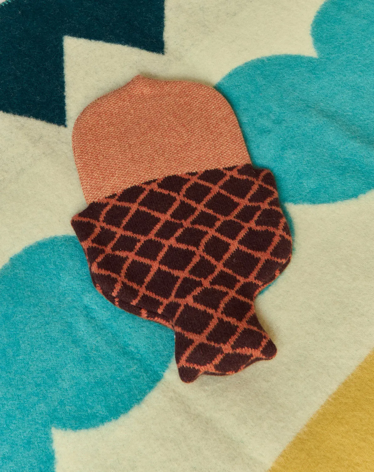 Donna Wilson Acorn Wärmflasche Lambswool Eichel