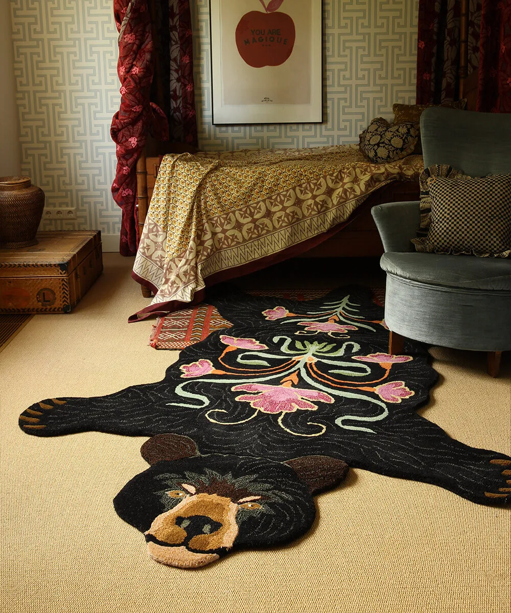 Doing Goods Blooming Black Bear XL Teppich Wolle Bär