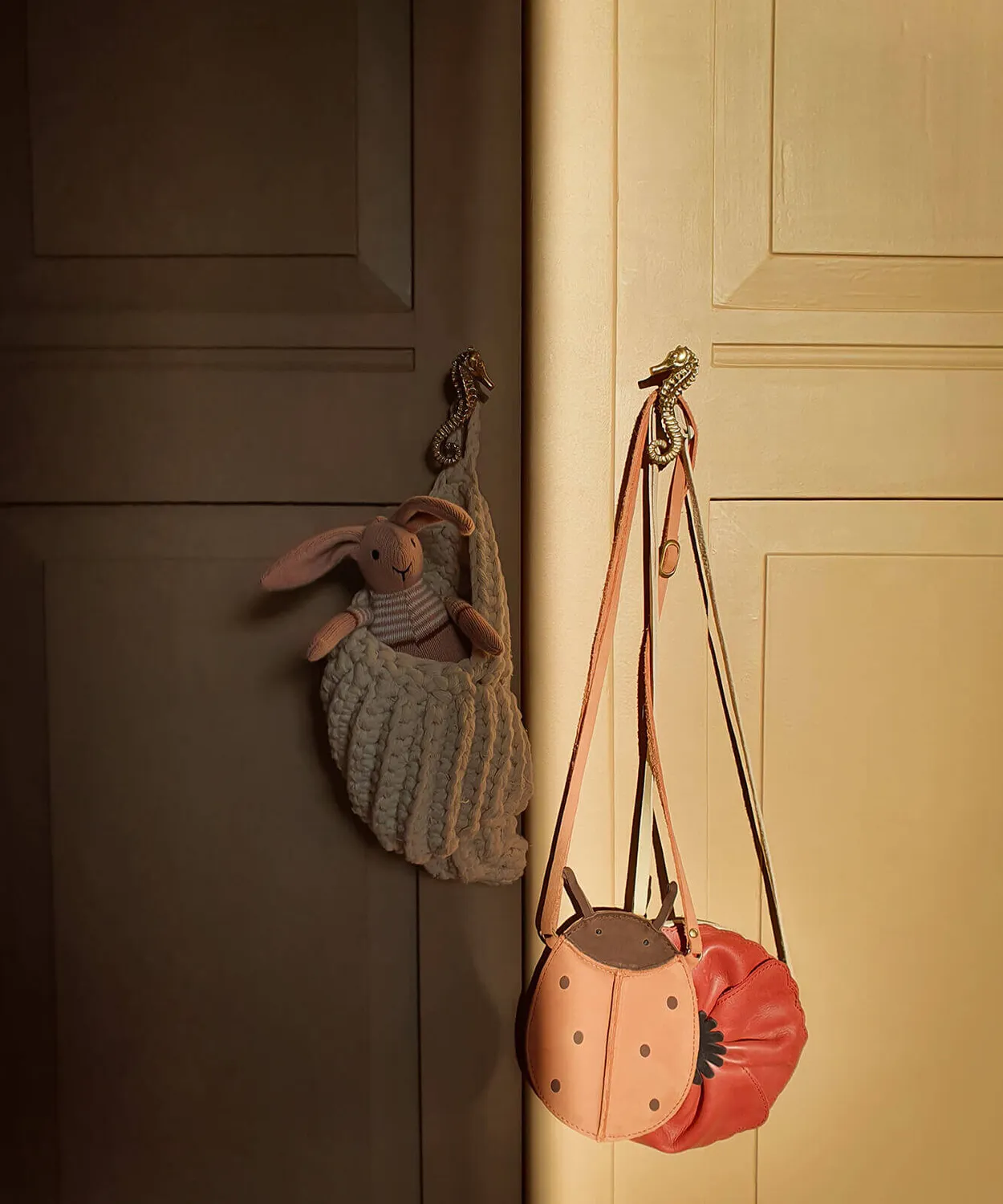 Doing Goods Pippa Seahorse Möbelknopf Messing rechts