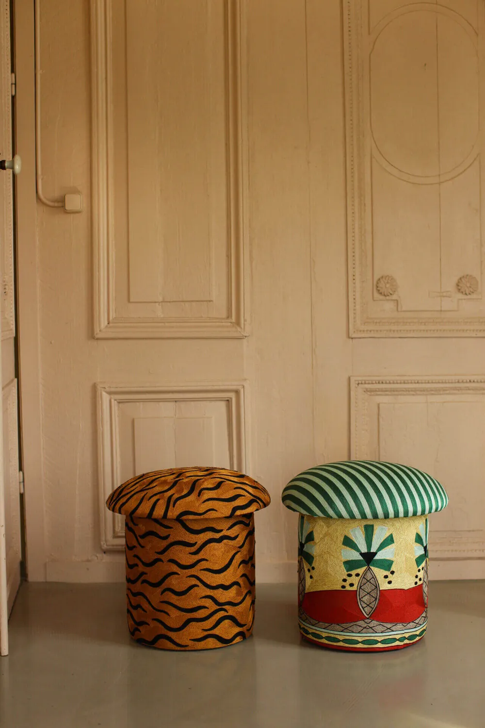 Doing Goods Maya Tiger Hocker 45x45x47 bestickt
