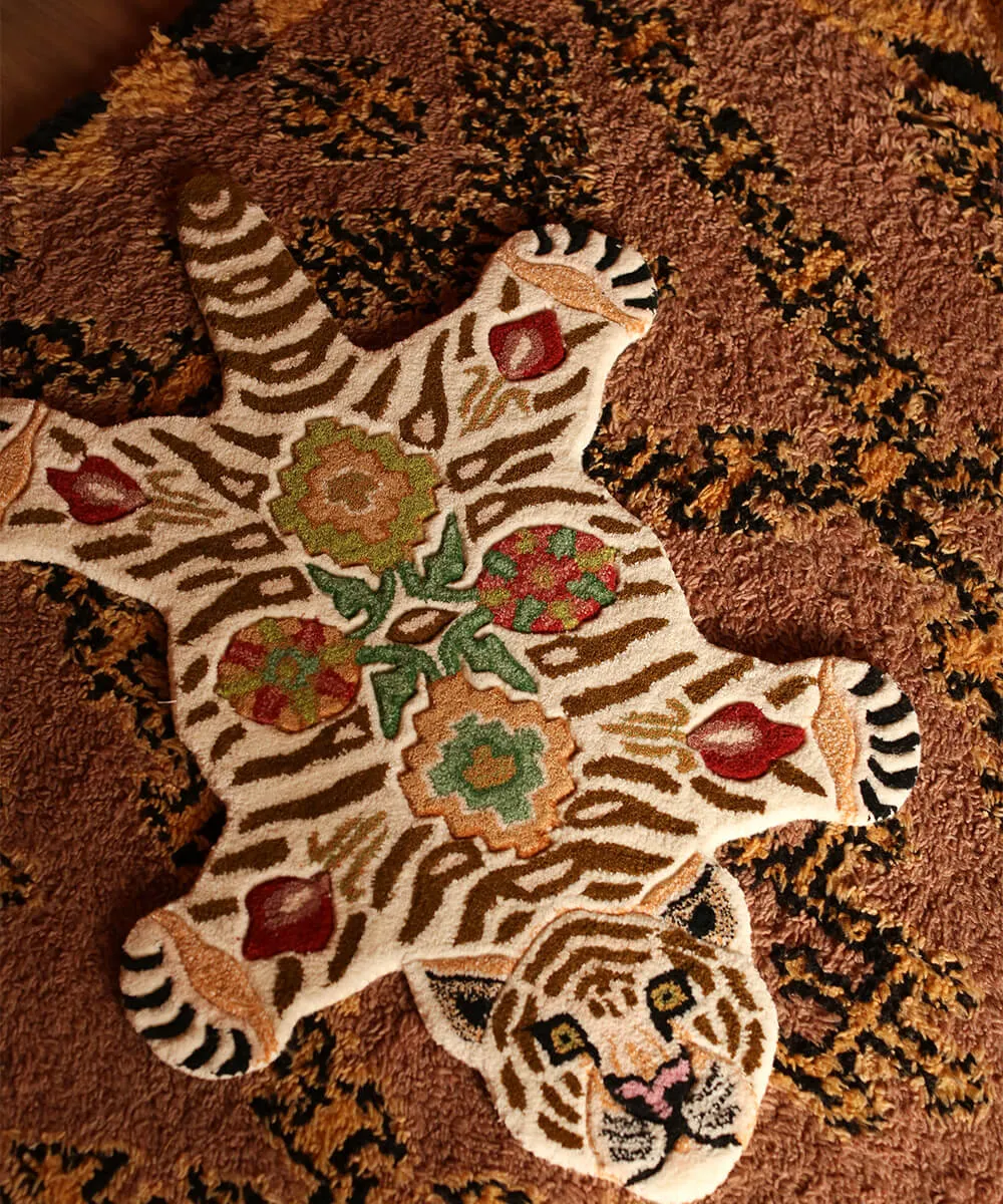 Doing Goods Jill Tiger Wollteppich 90x63 handgefertigt floral