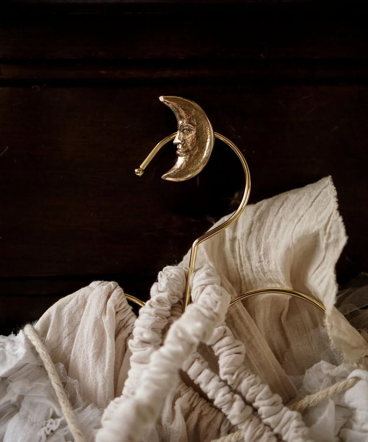 Doing Goods Morgan Moon Left Möbelknopf Messing