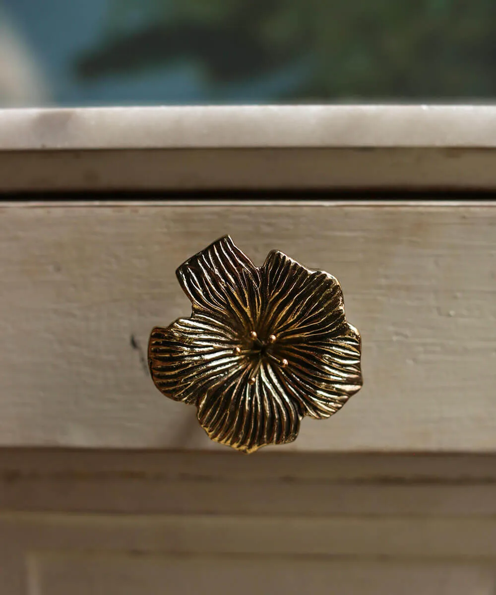 Doing Goods Hailey Hibiscus Möbelknauf Messing Blume