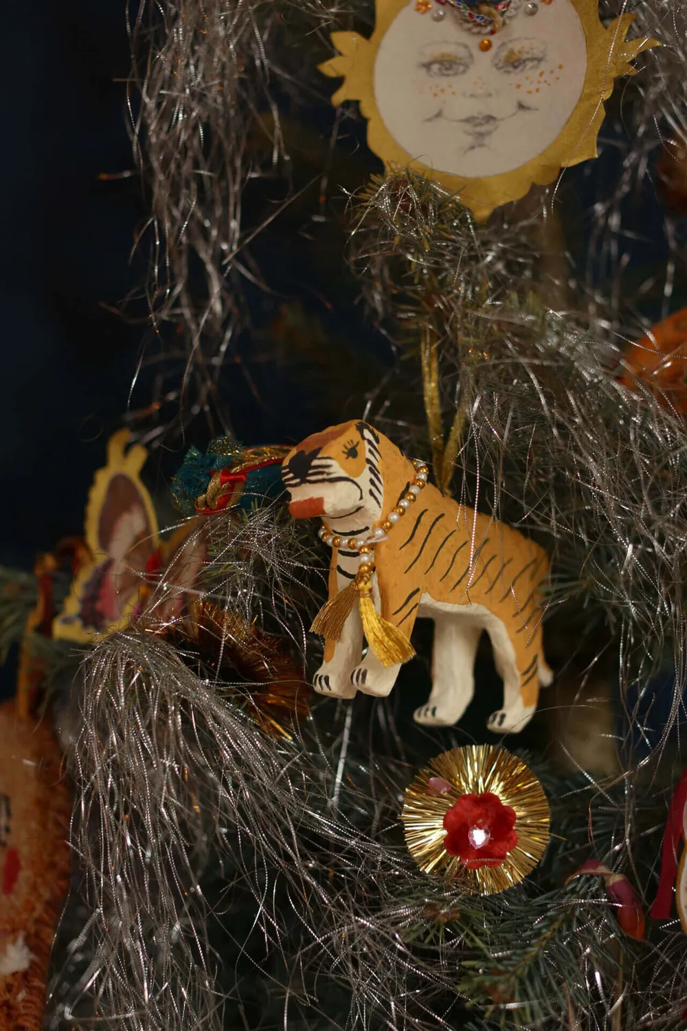Doing Goods Tinsel Tiger Baumanhänger Ocker 15cm
