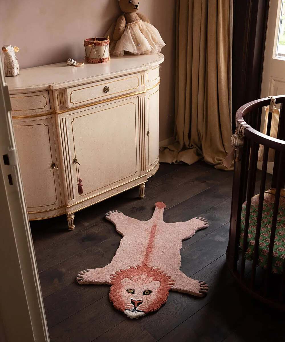 Doing Goods Pinky Lion Small Kinderteppich Wolle Handgetuftet