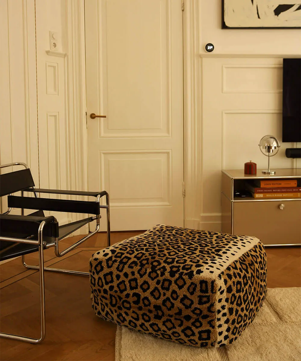 Doing Goods Leopard Pouf 70x70 Woll-Pouf handgetuftet