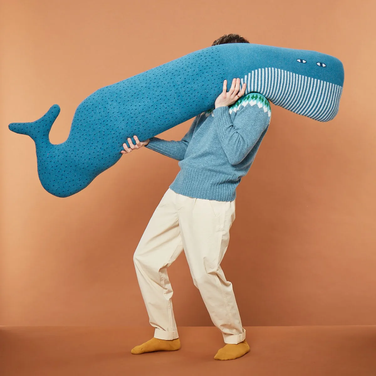 Donna Wilson Whale Nackenrolle 159x42 Lammwolle gestrickt