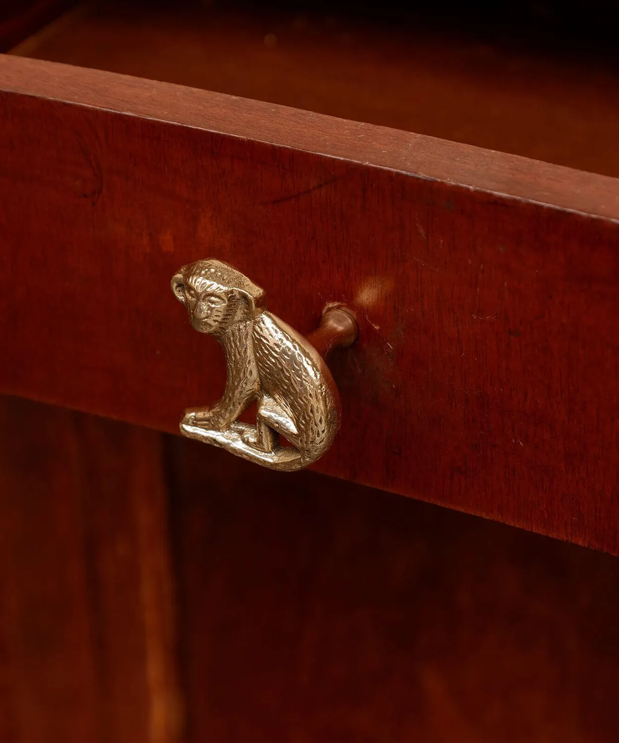 Doing Goods Peppin Monkey Right Möbelknopf Messing Affe