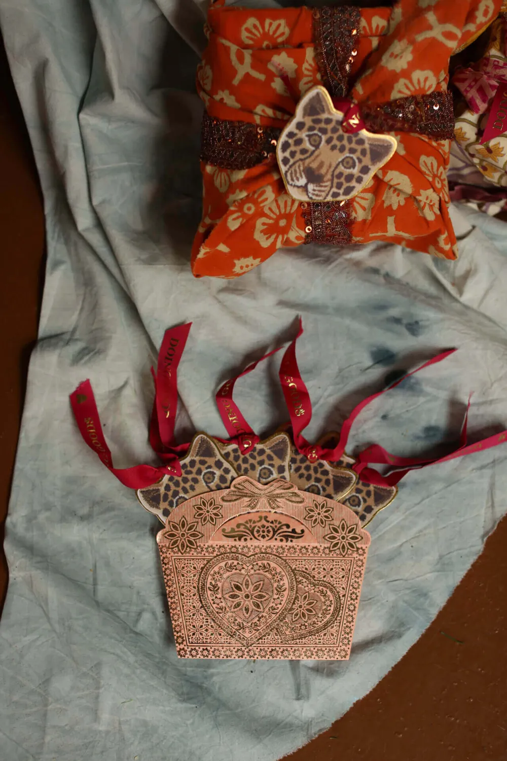 Doing Goods Loony De/À Geschenkkarte Leopard mit Satinband