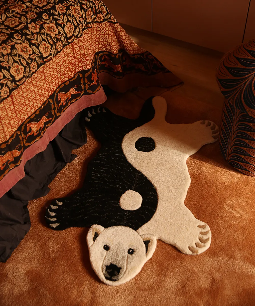 Doing Goods Yin Yang Eisbär Teppich 94x65 Wolle schwarz