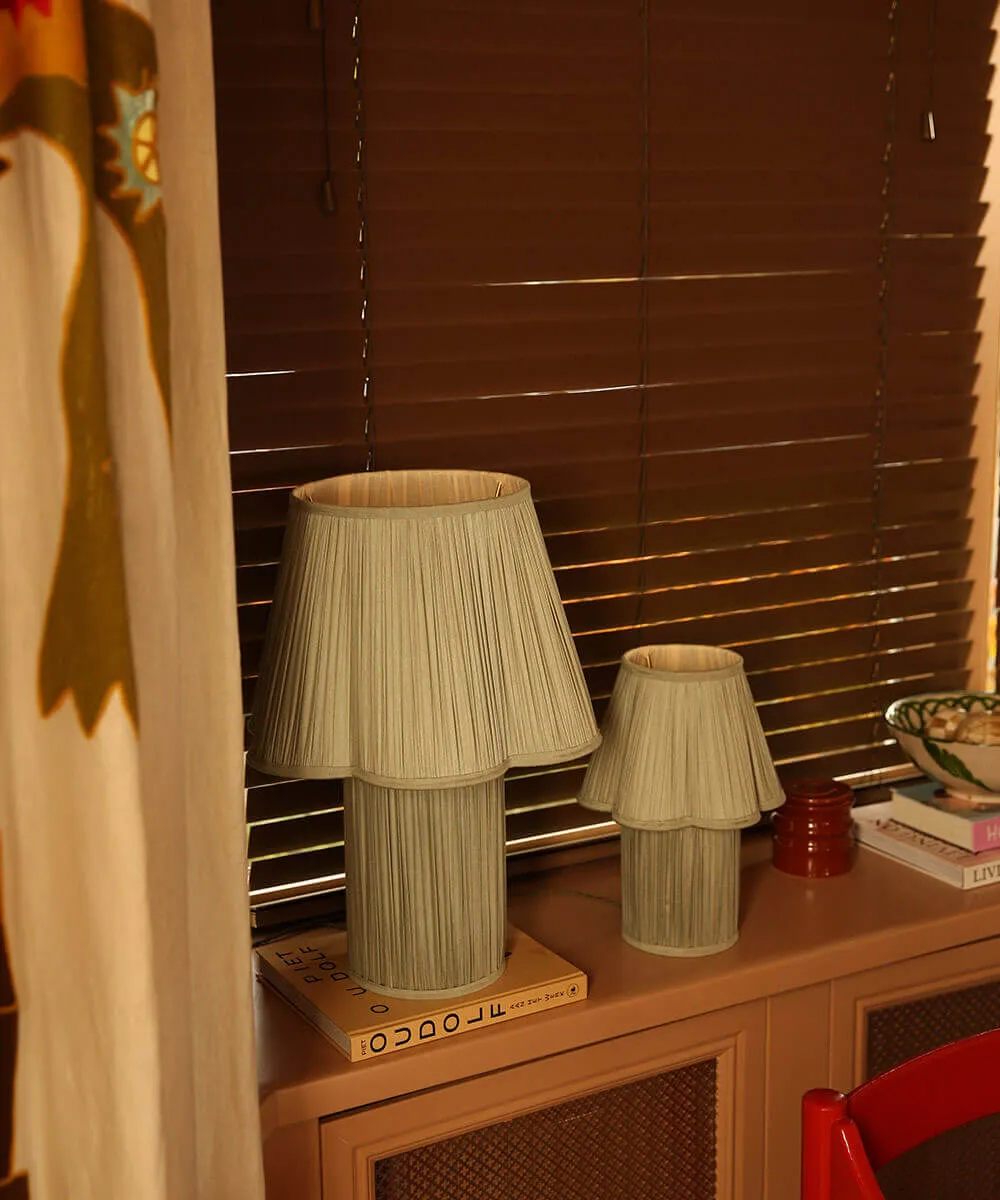 Doing Goods Myra Petite Tischlampe Seide salbei