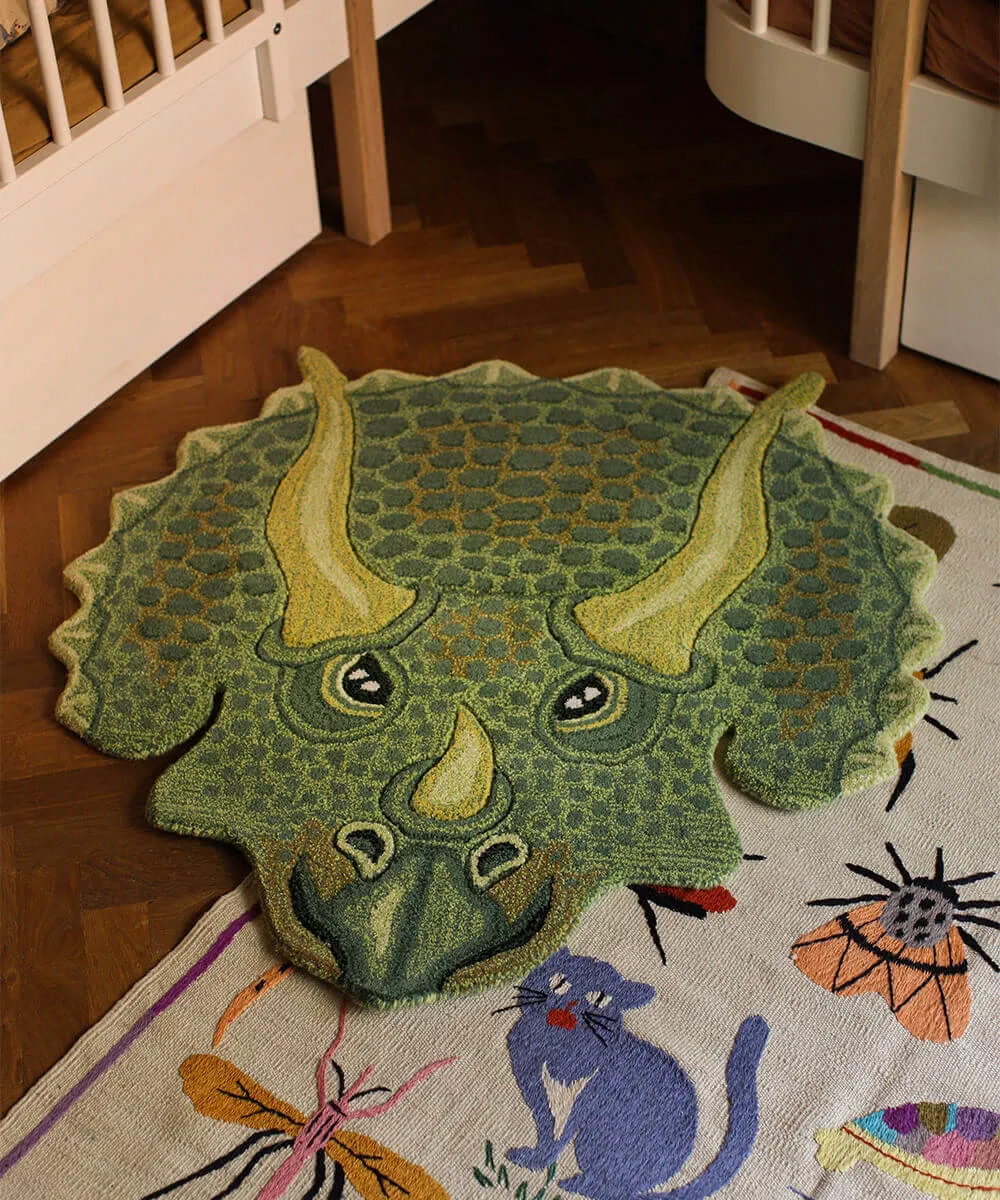 Doing Goods Triceratops Dino Teppich Large Grün 95cm