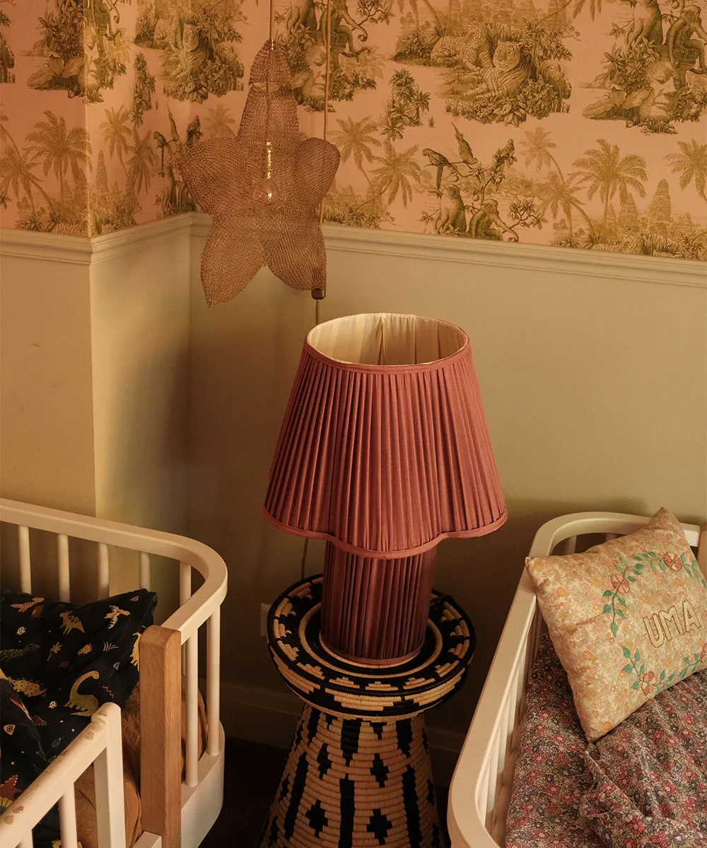 Doing Goods Myra Grande Tischlampe Bordeaux Seide plissiert