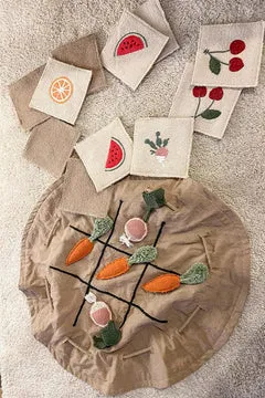 Lorena Canals Tic-Tac-Toe Spielteppich Baumwolle mit Gemüsefiguren