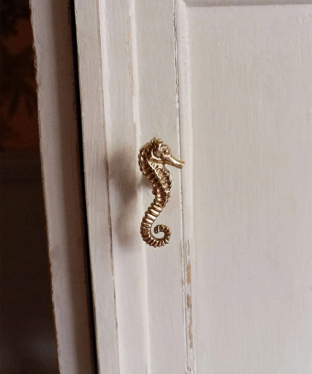 Doing Goods Pippa Seahorse Möbelknopf Messing rechts