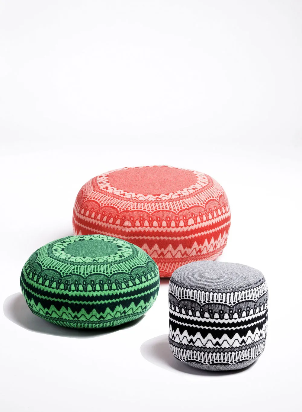 Donna Wilson Frank Pouffe Hocker ZigZag Schwarz 80 cm