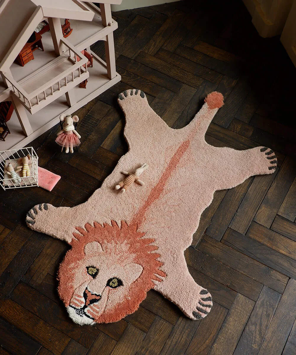 Doing Goods Pinky Lion Small Kinderteppich Wolle Handgetuftet