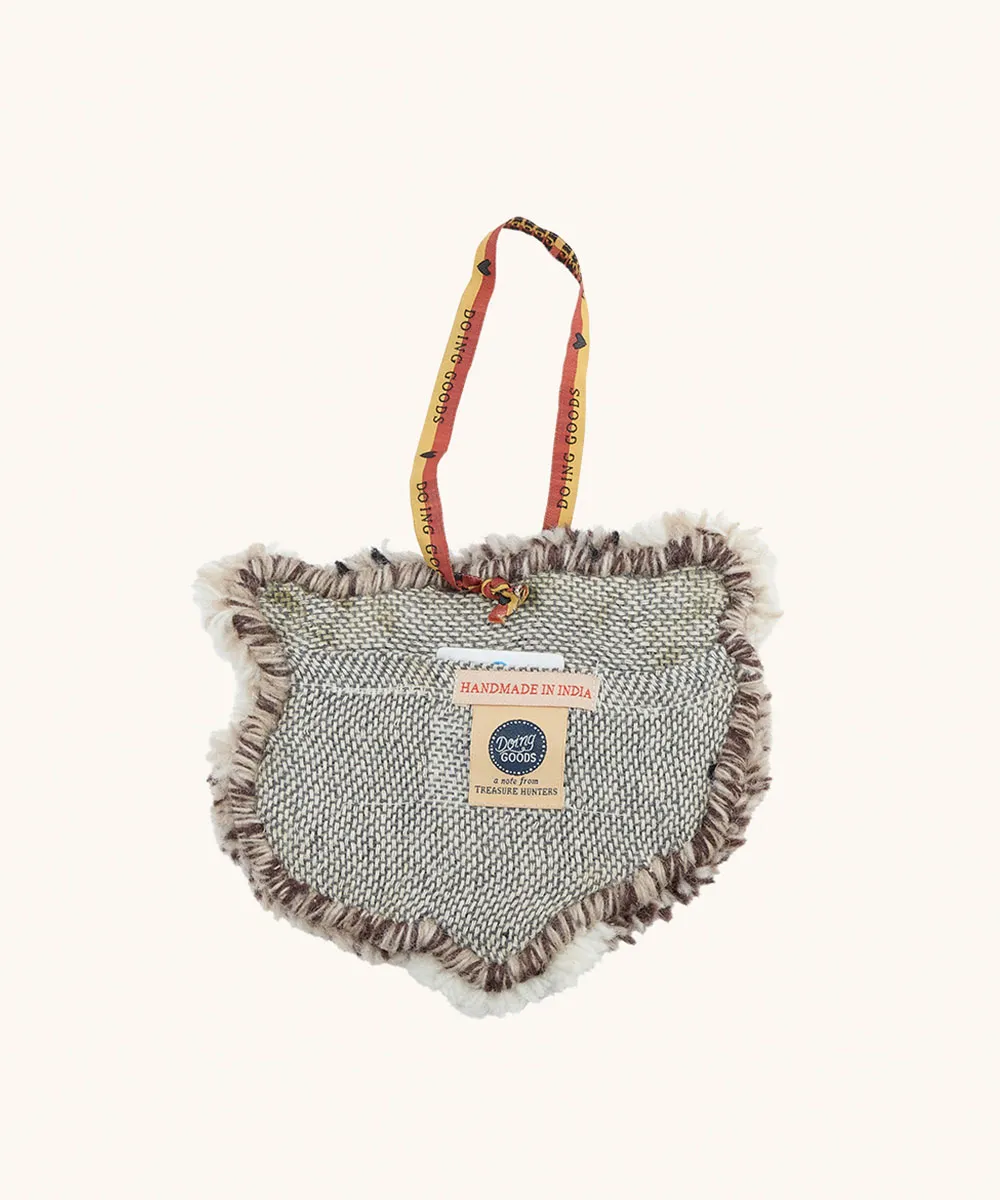 Doing Goods Rowdy Waschbär Wandanhänger Wolle 20x16 cm braun