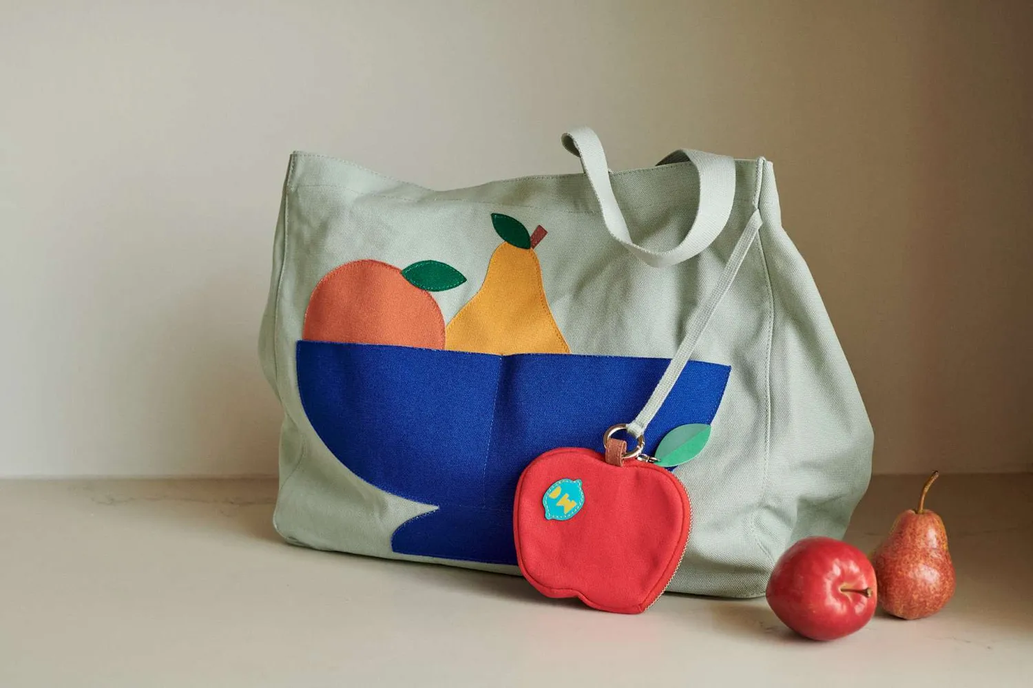 Donna Wilson Large Fruit Bowl Shopper Baumwolltasche mit Apfel-Anhänger