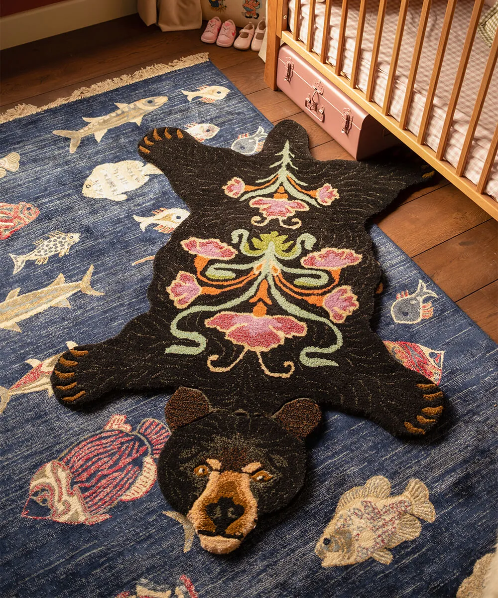 Doing Goods Blooming Black Bear Teppich Large Wolle