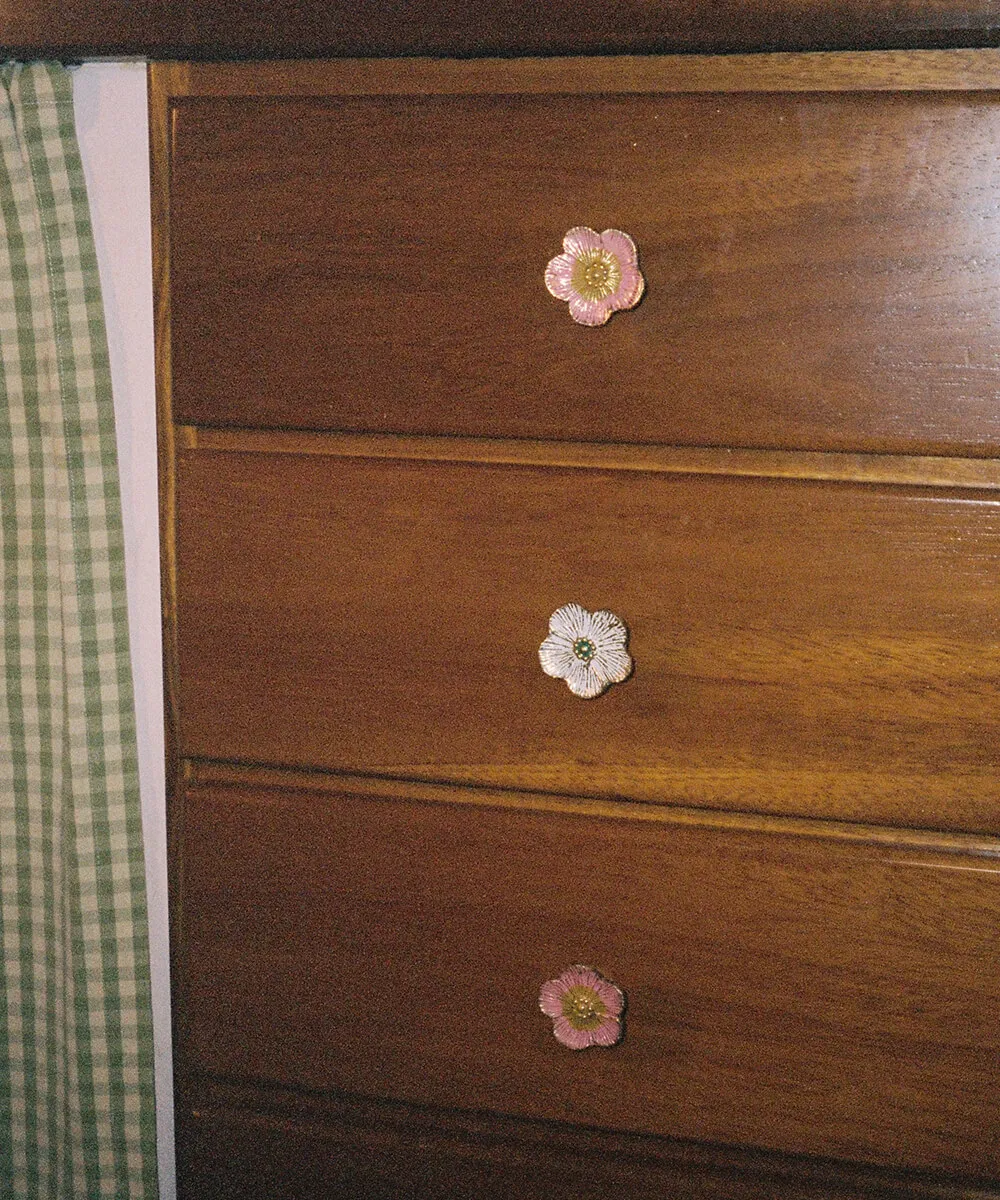 Doing Goods Faye Blumen Möbelknopf Weiß Messing