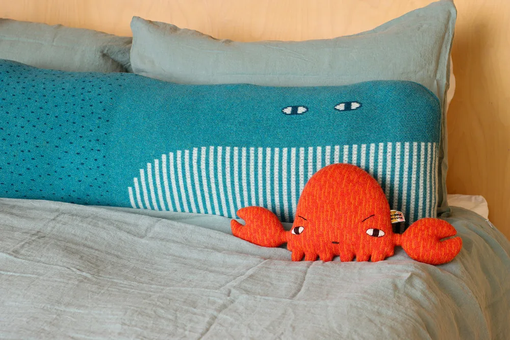 Donna Wilson Whale Nackenrolle 159x42 Lammwolle gestrickt
