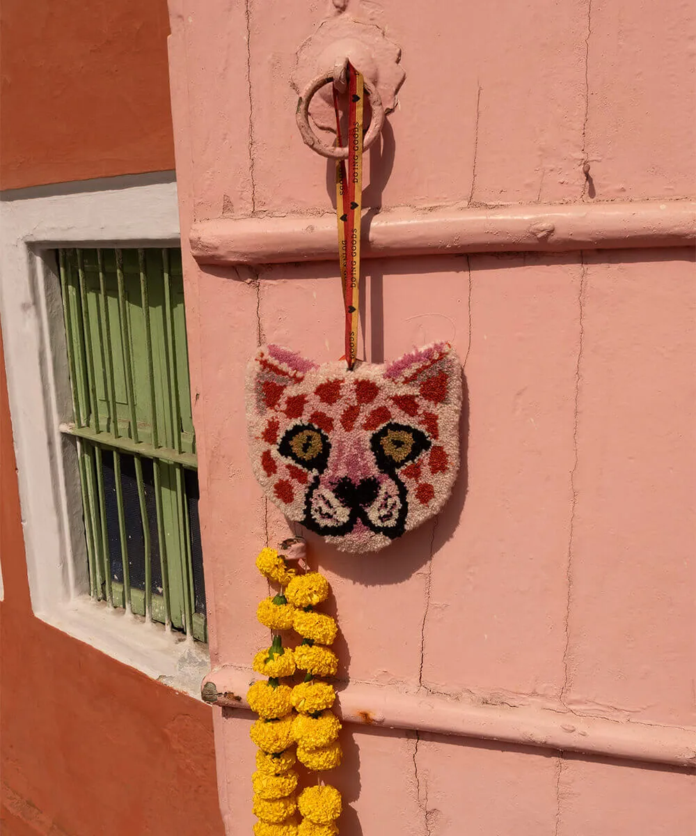 Doing Goods Pinky Leopard Wandanhänger Wolle Rosa