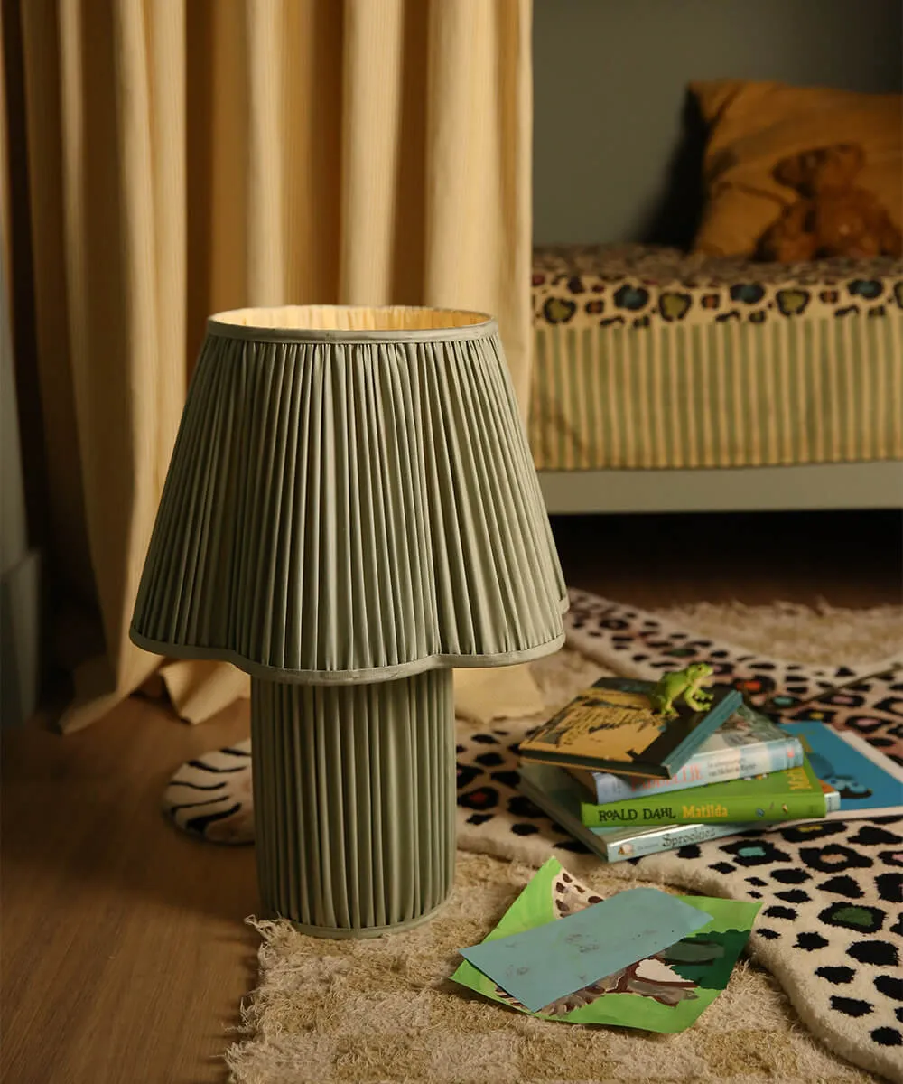 Doing Goods Myra Large Tischlampe Seide Salbei 57cm