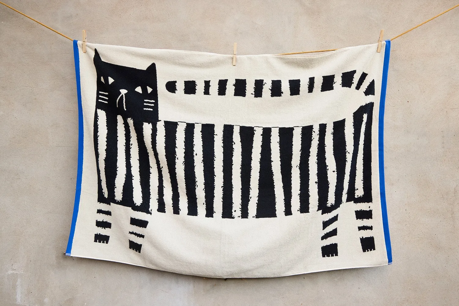 Donna Wilson Lazy Cat XL Badetuch 100x150 Baumwolle