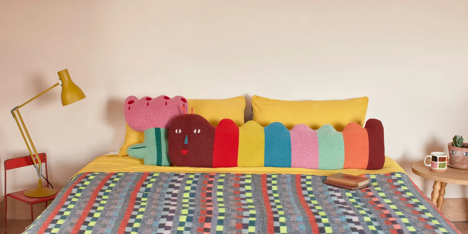 Donna Wilson Caterpillar Nackenrolle Wolle 120 cm bunt