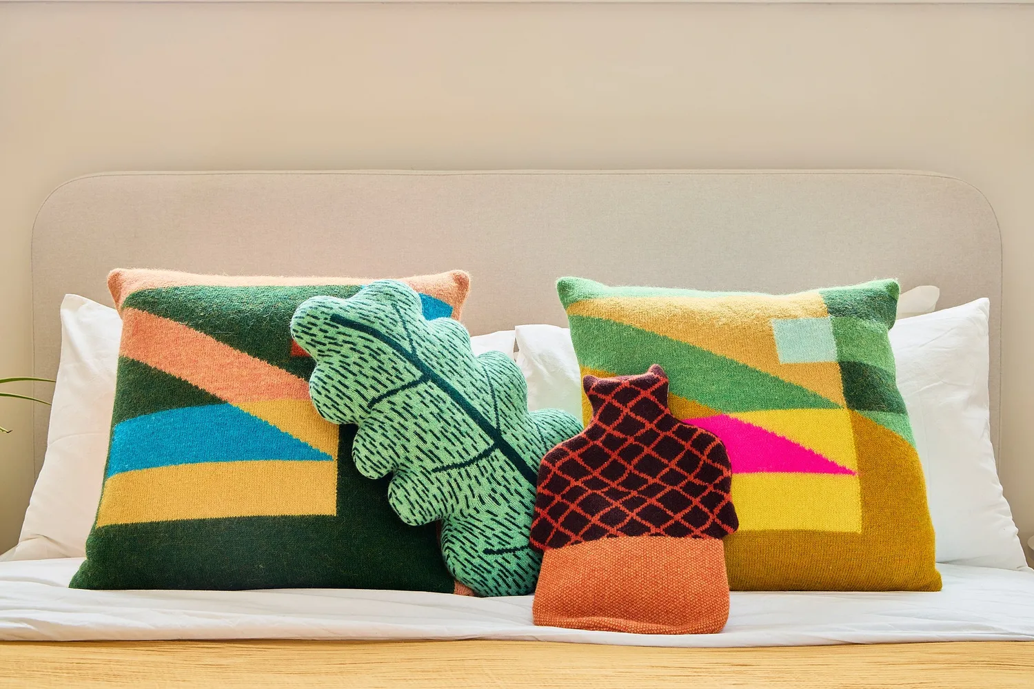 Donna Wilson Leaf Kissen grün 54x32cm Lambswool