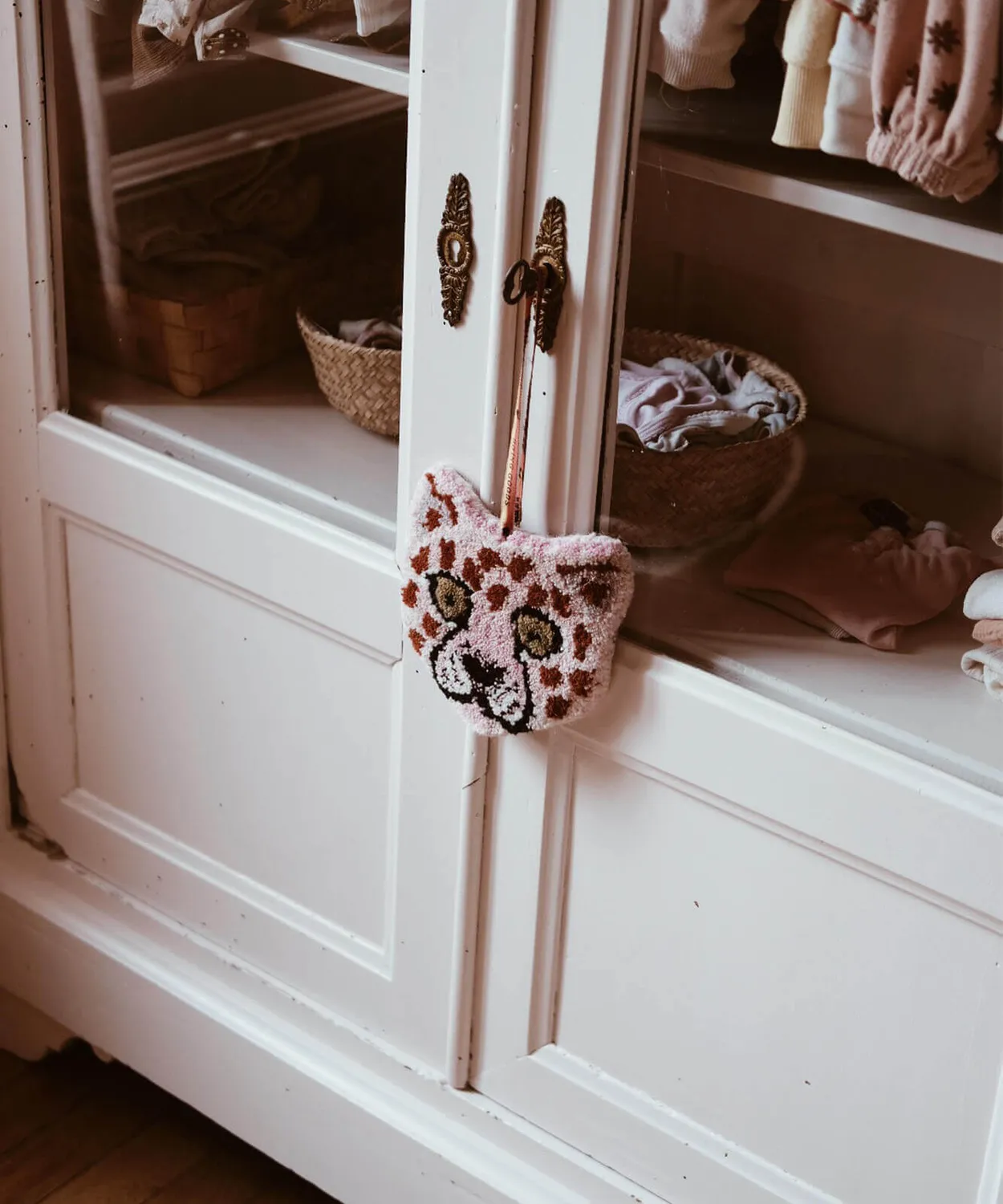 Doing Goods Pinky Leopard Wandanhänger Wolle Rosa