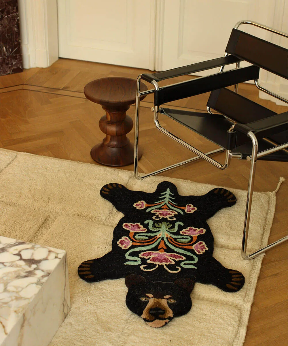 Doing Goods Tapis Amis Blooming Black Bear Small Teppich Schwarz Wolle