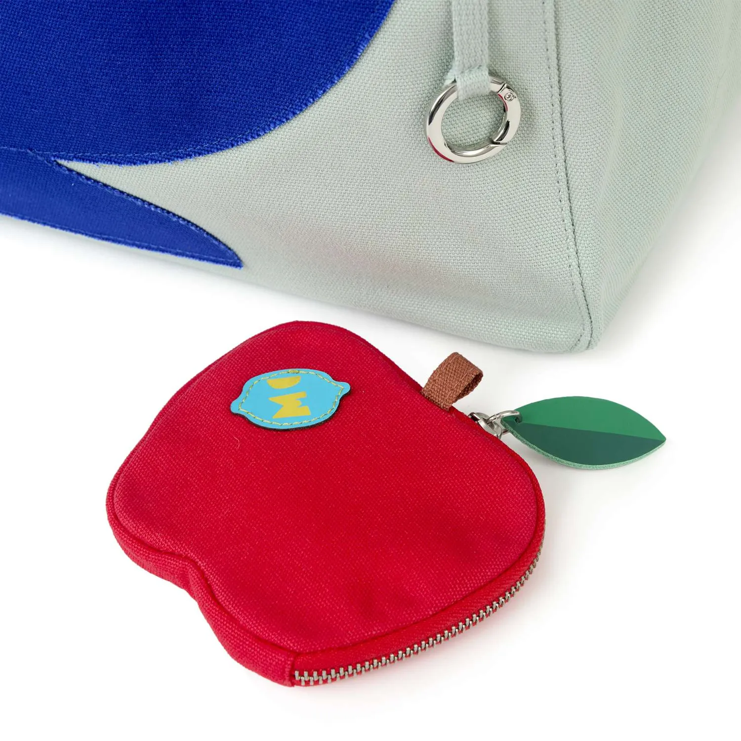 Donna Wilson Large Fruit Bowl Shopper Baumwolltasche mit Apfel-Anhänger